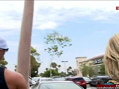 Wanita pirang separuh baya dengan payudara besar diminta untuk pertemuan seksual di tepi jalan