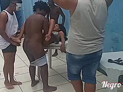 Zrelé milfky a veľké prsia v brazílskych orgiách