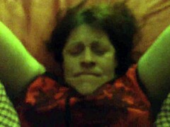 Rijpe vrouw Carmen geeft een pijpbeurt in een retro POV-video