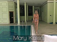 La beauté russe Mary Kalisy se laisse aller à un plaisir sensuel