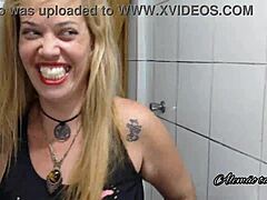 Show safado de tatuadores Alemao com chuveiro dourado e gozada facial