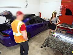 Egy érett, nagy mellű nő szexel egy autószerelővel egy garázsban