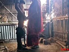 Moglie locale dà piacere al marito in pubblico con un sari rosso e un pompino