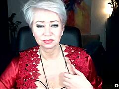 Eine russische milf in roter dessous zeigt ihre nackten brüste