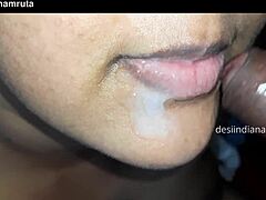 Eine reife indische Frau bekommt eine große Ladung in den Mund