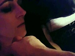 Sensual video POV de una mamá cachonda masturbándose y siendo follada