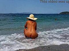 Wanita dewasa dengan tusukan puting susu yang terbuka lebar dan tusukan vagina yang beragam di pantai