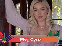 Meg Cyria, o blondă matură uimitoare, într-un videoclip senzual playboy solo
