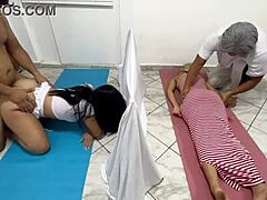 Il marito infedele guarda mentre la massaggiatrice soddisfa la moglie