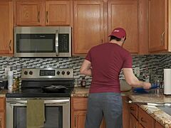 O soție latină voluptuoasă se angajează în activitate sexuală și își ajută soțul în bucătărie