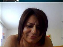 אמא איטלקית עם חזה גדול מתחילה להתנשף בסקייפ