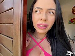 Бразильская мамочка с большой киской соблазняет меня в общежитии и получает крем