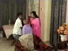 Mamás Desi hacen el amor sensualmente con su amante en el dormitorio