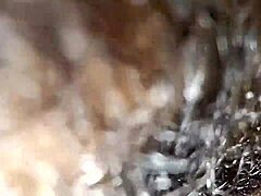 Une milf brune se prend du sperme sur le cul