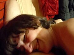 Украинска зряла жена свирка дълбоко в гърлото и яхва пениса на партньора си, преди да се включи в секс отзад