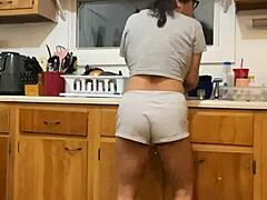 अन्ना मारियास बर्तन धोते हुए और नाचते हुए आकर्षक टीज़ करती हैं।