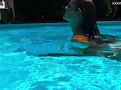 Η ώριμη γοητεία της Angelica: ευρωπαϊκή μιλφ τα δείχνει όλα δίπλα στην πισίνα
