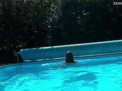엔젤리카의 성숙한 매력: 유럽의 밀프가 수영장에서 모든 것을 드러냅니다