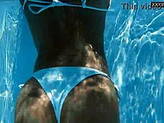 Ангелицас зрела привлачност: европска милфица све то голи поред базена