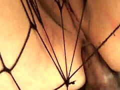 Zrela ženska z oblinami s črnilom raziskuje analni užitek na prostem