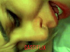 Mein Freund gibt uns beiden eine Creampie in diesem heißen Video von Cassiflix