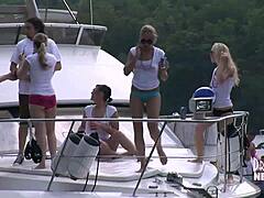 Niezahamowane gromadzenie dojrzałych kobiet na łodzi nad jeziorem w Ozarks
