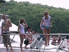 Întâlnire fără inhibiții a femeilor mature pe o barcă de casă la lac în Ozarks