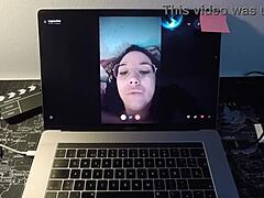 En moden spansk pornostjerne glæder sin webcam-beundrer i en varm session