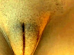 Horúca tínedžerka s veľkým klitorisom sa nezbedne v pozícii kovbojky