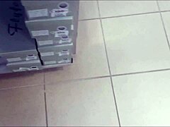 Zrela ženska razkazuje svoje seksi noge in evropski čar v trgovini s čevlji