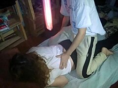 Домаћи видео који приказује аргентинску милфу која прима сензуалну масажу