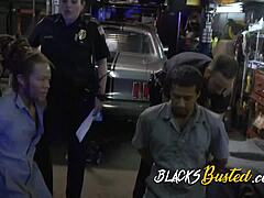 Hombre negro cachondo complace a múltiples mujeres maduras en uniformes
