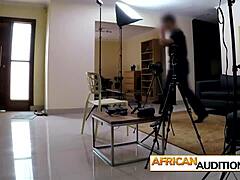 Amatoriale africano con seni cadenti girato via a causa dell'età avanzata