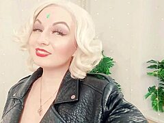 Amatérská blondýnka Arya Grander v BDSM roleplay videu