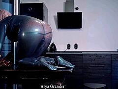 สาวแก่ที่ชอบแต่งตัวยั่วยวนและดื่มด่ํากับการแกล้งเล่น - Arya Grander