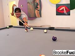 Brookes verleidelijk biljartspel met busjes ballen