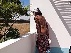 찢어진 옷으로 곡선미가 넘치는 인도 밀프 모델 엔젤 콘스탄스, 야외에서 플레이보이 촬영