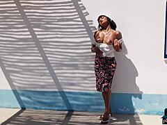 Анжел Констанс, фигуристая индийская модель-милф, снимается на открытом воздухе в Playboy