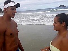 Plajda çarpıcı bir kadınla karşılaştım ve bana olağanüstü bir anal deneyim yaşattı