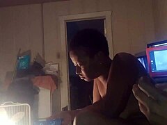 מילף אפריקנית מקבלת זיון חם בסרטון ביתי