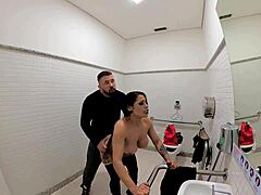 لاعب اليشم يشارك في لقاء ساخن في الحمام مع أم مثيرة خلال حفلة هالوين