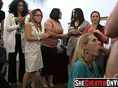 שתים עשרה נשים נואפות מפנקות חשפנית במפגש של CFNM
