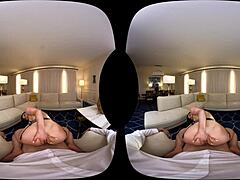 Американская мама Кендра делает минет в VR
