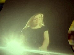 Блондинка бомба танцува пред своето видео, вдъхновено от Еминем