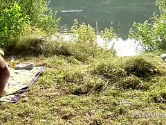 Зрела жена гута сперму и пиша у јавности на пливачком језеру