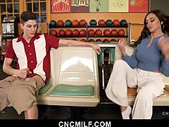 Durante un juego de bolos, su novio engaña a su novia con su madrastra madura - cncmilf