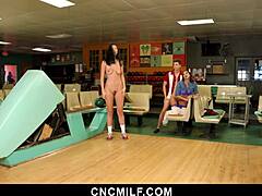 Pacar selingkuh dengan ibu tiri dewasa selama pertandingan bowling - cncmilf