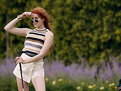 Heidi Romanova, egy lenyűgöző vörös hajú szépség, élvezi a meztelen golfjátékot