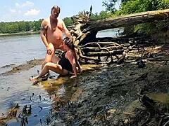 Een wulpse vrouw raakt intiem met haar man in de modder tijdens een natuurwandeling - met Becky Tailorxxx