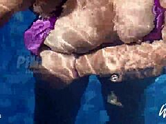 Polna prsi filipinske MILF razkazuje svoje velike premoženje ob bazenu
